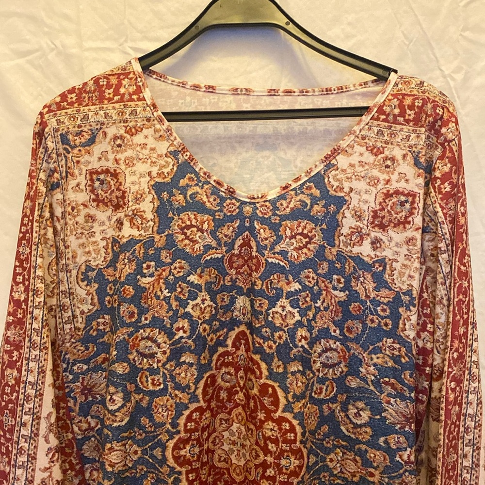 Patterned V neck long sleeve top